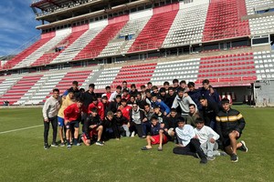 El Kily junto a los pibes del Tatengue.