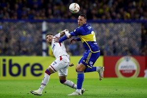 El defensor se sometió a estudios médicos para detectar qué padecía y se confirmó la lesión. Crédito: Reuters/Agustin Marcarian