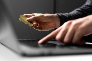 El robo de identidad y la posterior estafa con tarjetas de crédito y billeteras virtuales es un problema que aqueja a muchos ciudadanos.
