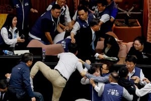 Los legisladores rodearon el asiento del orador, algunos saltaron mesas y tiraron a sus colegas al suelo.