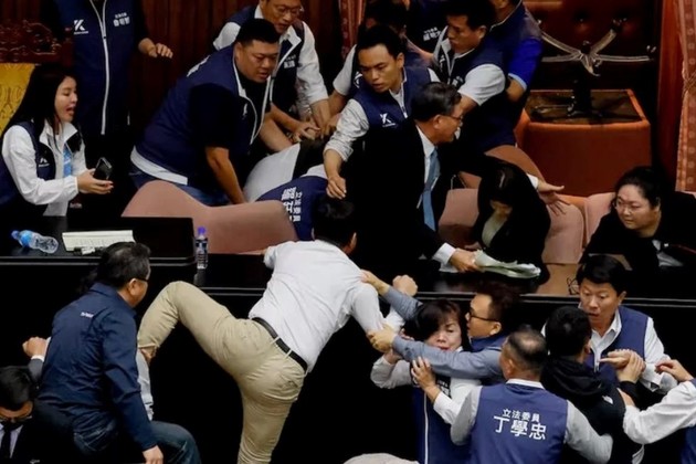 Violenta pelea entre legisladores en Taiwán durante una sesión