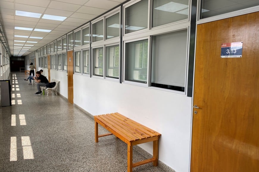 Entre 2022 y 2023 se construyeron nuevas aulas en el 2do piso de la sede central de la UCSF. "Son modernas, estéticas, seguras y dotadas de tecnología", dijo De Palma. Crédito: Gentileza