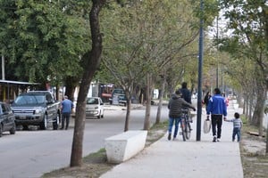 El bulevar 12 de Octubre parece ordenar las dinámicas sociales de Yapeyú, en el extremo noroeste de la ciudad. Crédito: Manuel Fabatía