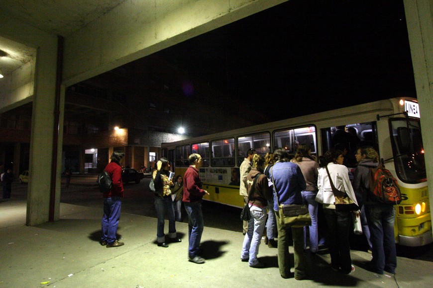 Colectivos en horario nocturno en la Ciudad Universitaria. Crédito: Archivo El Litoral