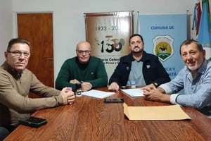 Cabe destacar que la firma del convenio se llevó a cabo en la localidad de La Penca y, además del Senador Borla, estuvieron presentes el titular de esa comuna, Eren Cancian, su par de La Camila, Ignacio Zentner y el Director de Vialidad Provincial Zona Norte, Héctor Rossi.