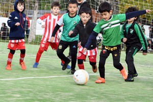 Con cinco canchas de césped sintético y una sexta de pasto natural, el Club Bahco proporcionó el escenario perfecto para que los niños disfrutaran de una jornada llena de emociones y compañerismo. Crédito: Guillermo Di Salvatore
