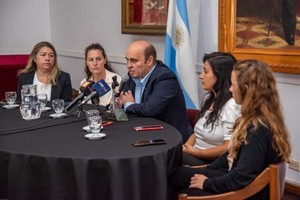 Müller recordó que “muchas veces se habla de que la política no cumple las promesas electorales y hoy, después de un arduo trabajo de todo el personal, estamos presentando la primera etapa del programa que brindará 200 oportunidades habitacionales para familias esperancinas”.