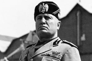 Benito Mussolini, imagen del fascismo por excelencia. Su llegada al poder en Italia, a principios de los años 20 del siglo pasado, encendió las alarmas entre los dirigentes políticos de la izquierda europea. Archivo El Litoral