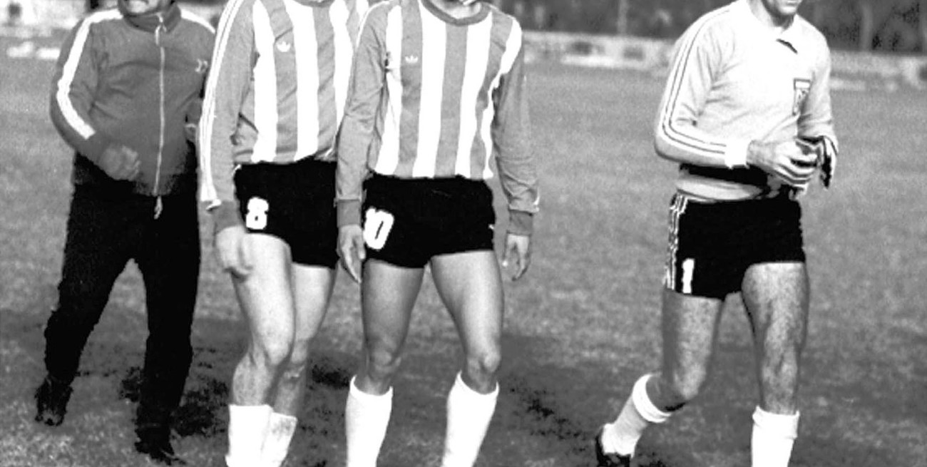 Eduardo Sánchez junto a Pumpido y Ribecca en un clásico de 1980. Crédito: Suplemento Unión 100 años