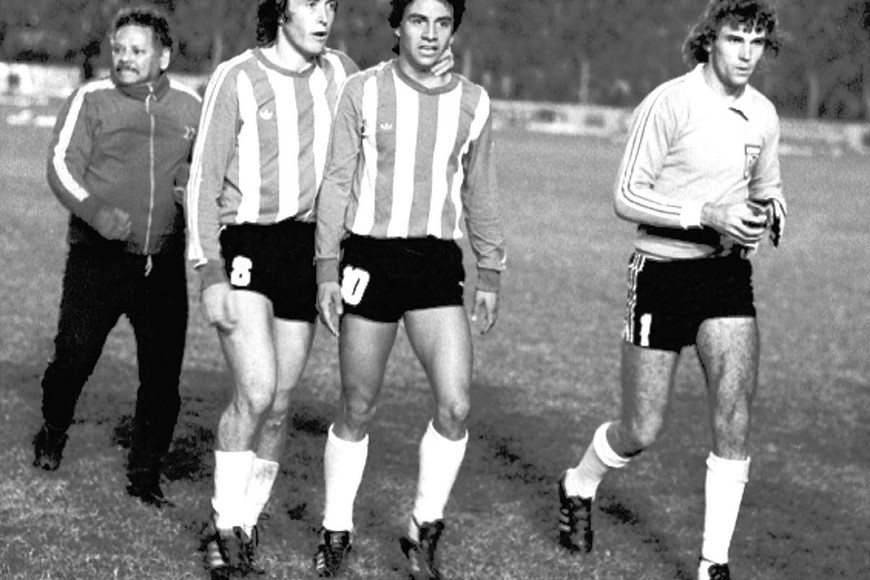 Eduardo Sánchez junto a Pumpido y Ribecca en un clásico de 1980. Crédito: Suplemento Unión 100 años