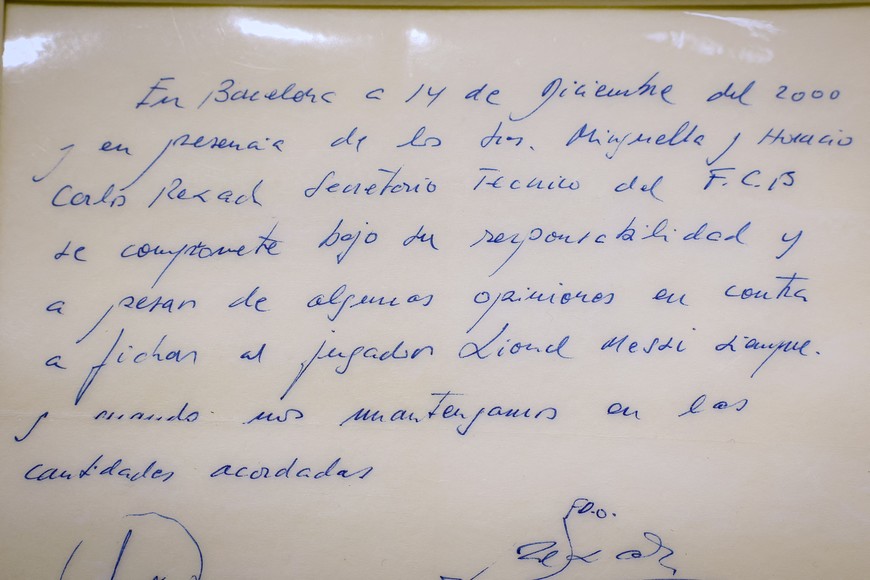 A napkin, written on by Barcelona's Sporting Director Carles Rexach on December 14, 2000, promising a contract to secure 13-year-old Lionel Messi for FC Barcelona, is displayed at Bonhams Auctions in New York City, U.S., March 6, 2024.  REUTERS/Brendan McDermid
