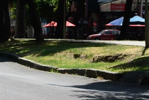 El hundimiento en boulevard Gálvez frente a plaza Pueyrredón. Foto: Luis Cetraro