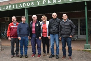 “Agradezco profundamente a nuestros vecinos, a los integrantes de instituciones y jefes de gobiernos locales que distinguen como un sello propio de nuestro equipo el trabajo siempre cercano y el contacto directo que realizamos desde el primer día, es una manera de hacer que nos identifica y aporta a la necesaria transformación de la actividad política” cerró el Senador Rubén Pirola.
Foto: Gentileza