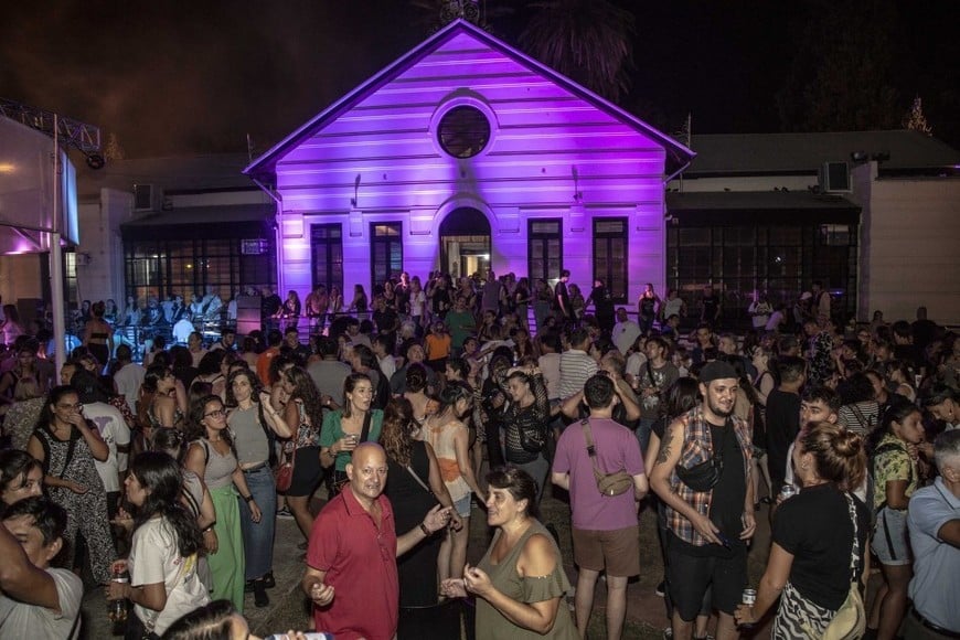 Este fin de semana los visitantes podrán recorrer las instalaciones de los museos Castagnino, Macro, de la Ciudad y del Complejo Astronómico Municipal, entre otros, donde se expondrán muestras permanentes y temporarias, se realizarán talleres, charlas, conciertos, intervenciones teatrales y ferias. Habrá, además, una experiencia especial sobre café de especialidad y propuestas lúdicas para los más pequeños.