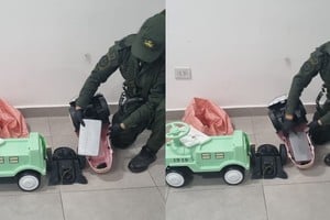 Al abrir los andadores para bebés, los funcionarios encontraron dos 'ladrillos' y arrestaron al individuo de inmediato. Crédito: Gendarmería Nacional.