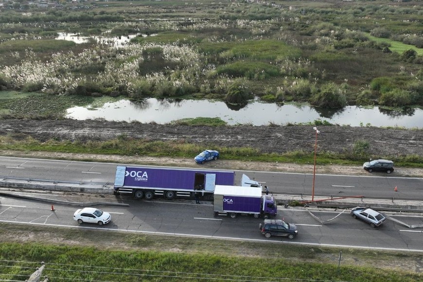 Policía de Seguridad Vial trabajaba con tránsito reducido en el sector donde quedaron los vehículos siniestrados. Créditos: Fernando Nicola