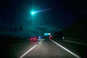 Captura de uno los videos virales de la noche que muestra la caída del objeto.
