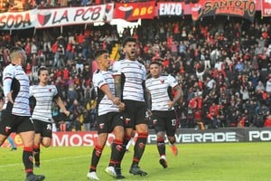El festejo de Javier Toledo tras su gol de penal que le dio el triunfo a Colón. Crédito: Manuel Fabatía