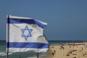 Una bandera israelí ondea en la playa de Tel Aviv Foto: REUTERS / Hannah McKay / Archivo.
