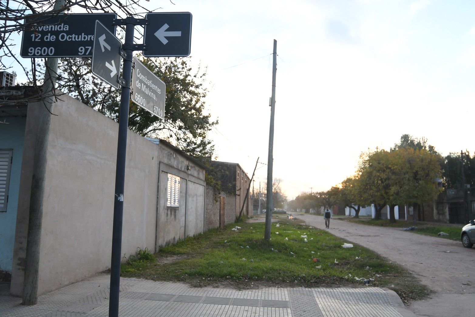 El Bv. 12 de Octubre marca el pulso del barrio Yapeyú. Es tanto el movimiento que parece una ciudad dentro de otra. Poca luz, basurales e inseguridad, los problemas.