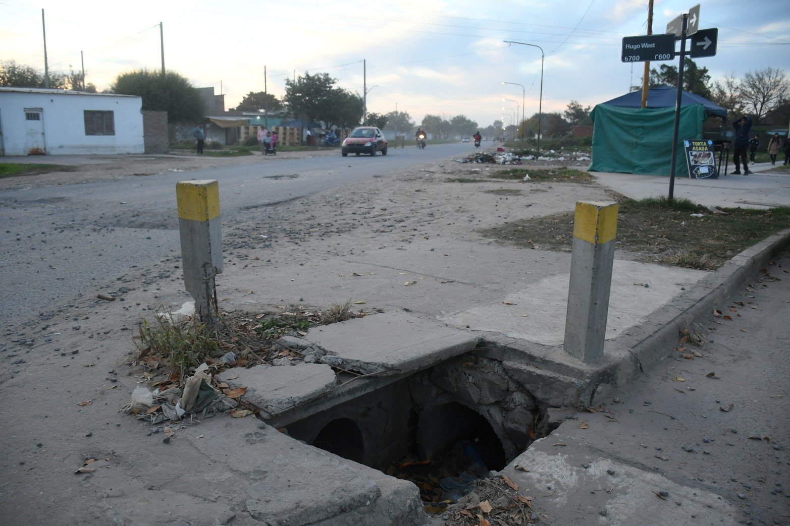 El Bv. 12 de Octubre marca el pulso del barrio Yapeyú. Es tanto el movimiento que parece una ciudad dentro de otra. Poca luz, basurales e inseguridad, los problemas.