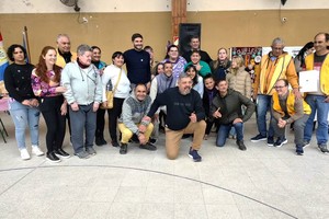 Los operarios e integrantes del Cetradi, con el gobernador Pullaro en el Club de Leones. Crédito: Municipalidad de Coronda.