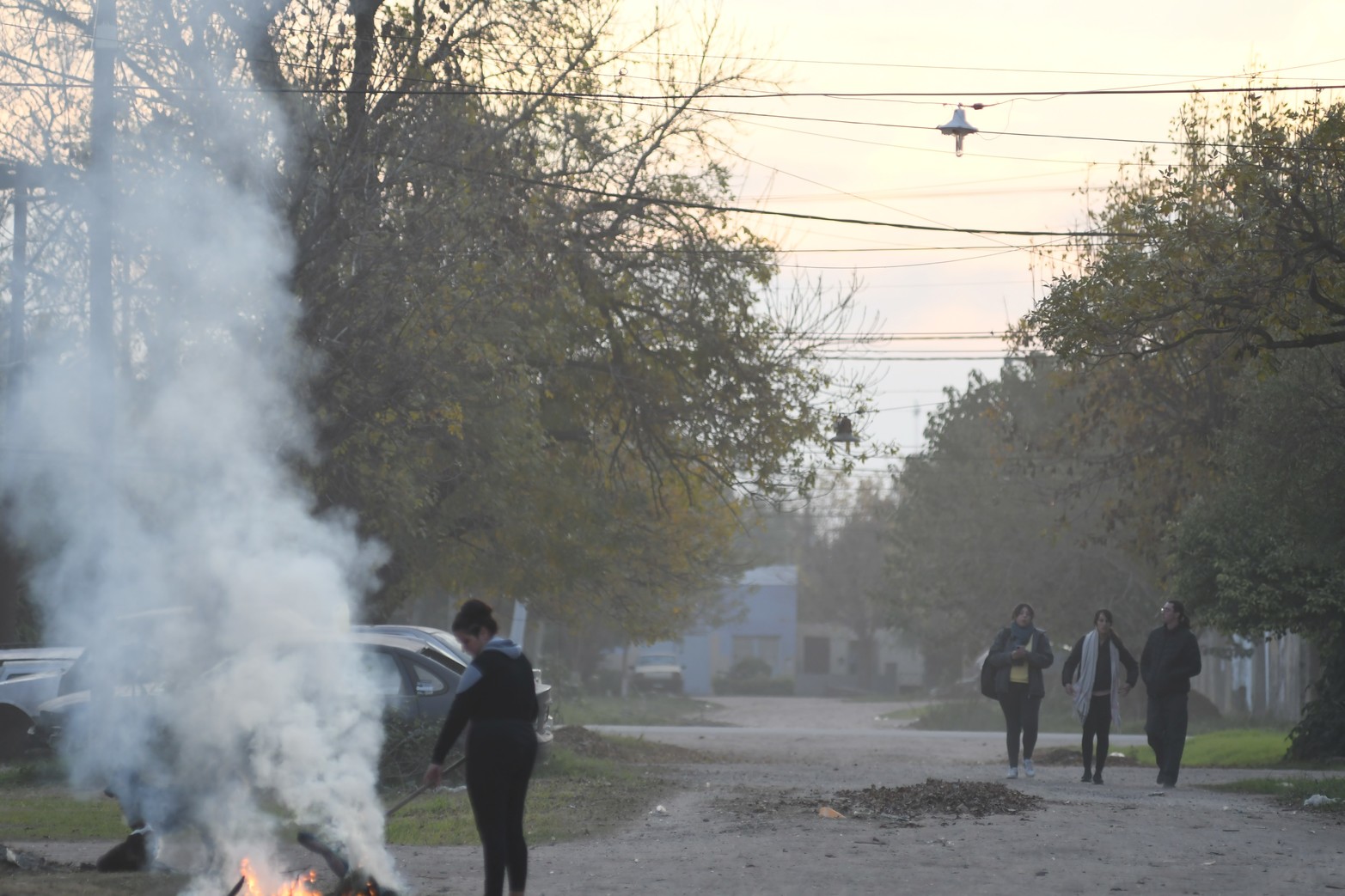 El Bv. 12 de Octubre marca el pulso del barrio Yapeyú. Es tanto el movimiento que parece una ciudad dentro de otra. Poca luz, basurales e inseguridad, los problemas.