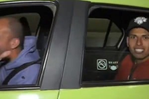 Mortadela Rodríguez adentro del remis.