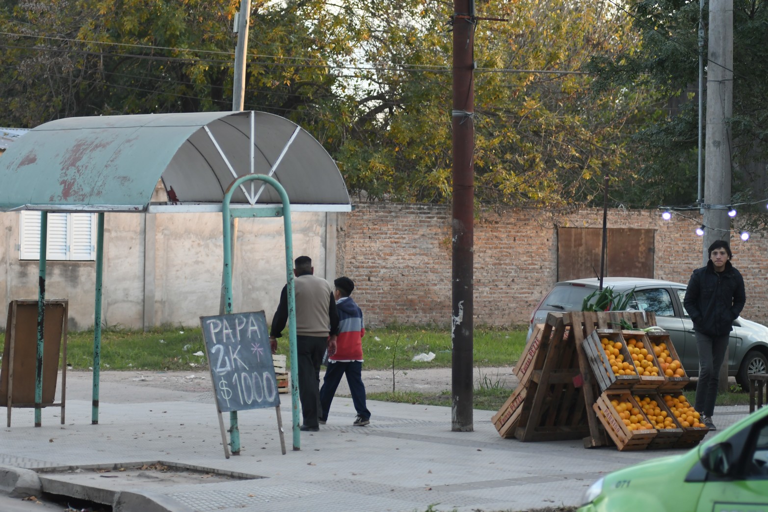 El Bv. 12 de Octubre marca el pulso del barrio Yapeyú. Es tanto el movimiento que parece una ciudad dentro de otra. Poca luz, basurales e inseguridad, los problemas.
