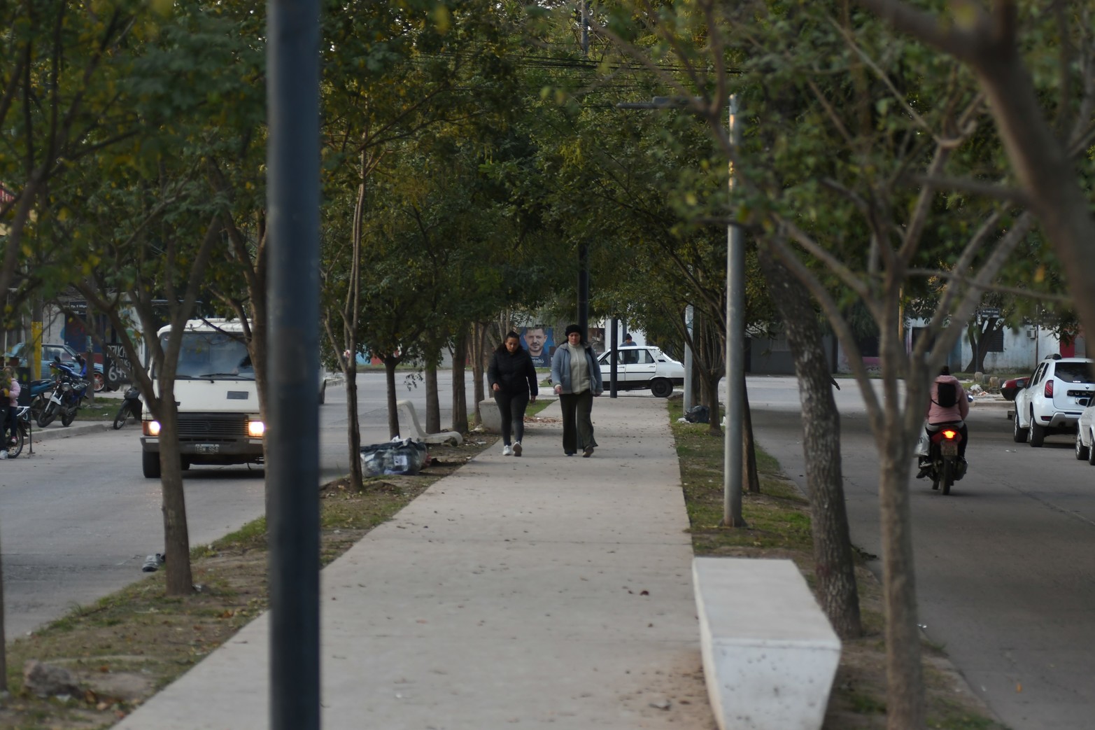 El Bv. 12 de Octubre marca el pulso del barrio Yapeyú. Es tanto el movimiento que parece una ciudad dentro de otra. Poca luz, basurales e inseguridad, los problemas.