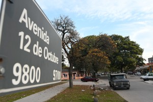 El Bv. 12 de Octubre marca el pulso del barrio Yapeyú. Es tanto el movimiento que parece una ciudad dentro de otra. Poca luz, basurales e inseguridad, los problemas.