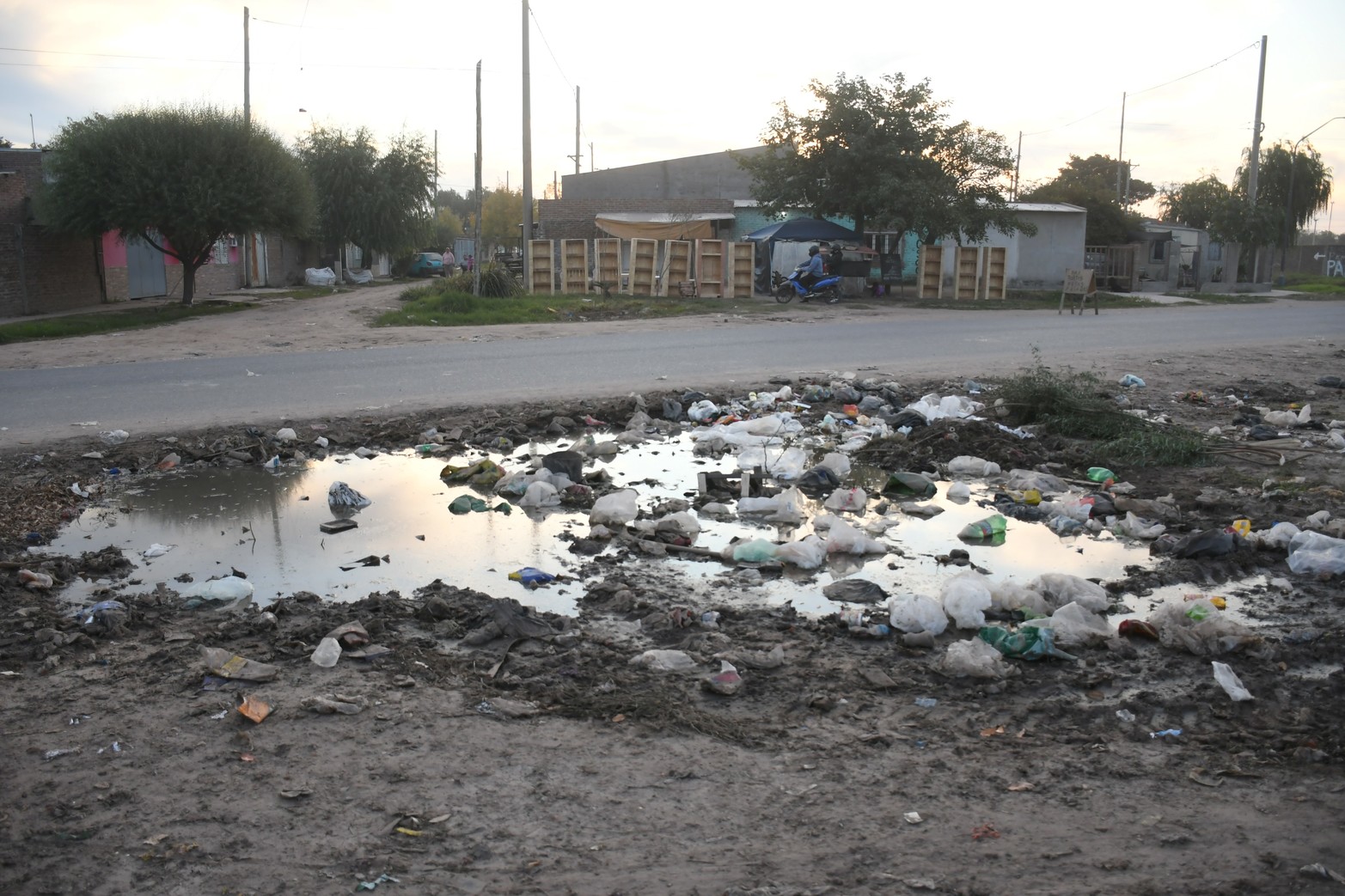 El Bv. 12 de Octubre marca el pulso del barrio Yapeyú. Es tanto el movimiento que parece una ciudad dentro de otra. Poca luz, basurales e inseguridad, los problemas.