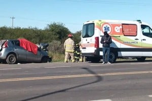 El Fiat Palio gris ingresó a la ruta desde el acceso de la localidad de Conscripto Bernardi.