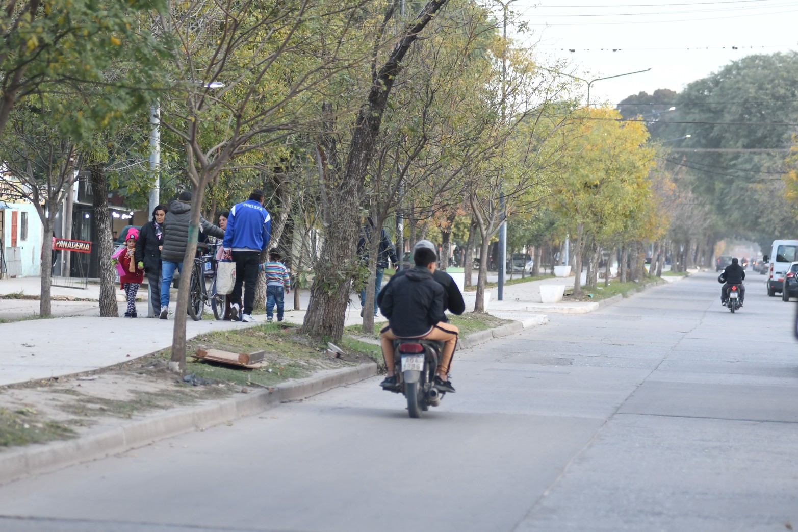 El Bv. 12 de Octubre marca el pulso del barrio Yapeyú. Es tanto el movimiento que parece una ciudad dentro de otra. Poca luz, basurales e inseguridad, los problemas.