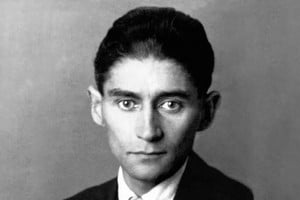 Aunque gran parte de su obra se conoció después de su muerte, el centenario del fallecimiento de Kafka nos permite rever aquella inmensa biblioteca de interpretaciones y reconocer la vigencia y los valores que nuestro tiempo nos permite descubrir. Foto: Gentileza