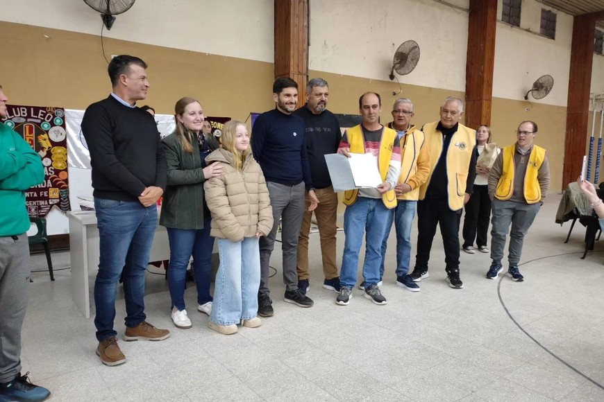 El primer mandatario con el acta del convenio y las demás autoridades presentes. Crédito: Municipalidad de Coronda.