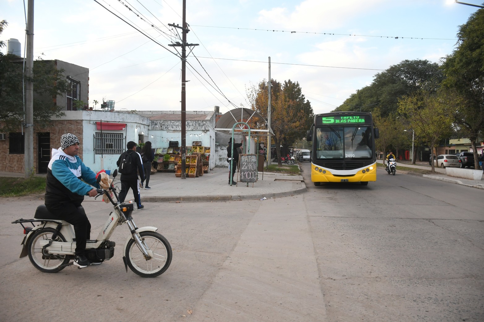 El Bv. 12 de Octubre marca el pulso del barrio Yapeyú. Es tanto el movimiento que parece una ciudad dentro de otra. Poca luz, basurales e inseguridad, los problemas.