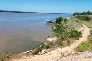 En noviembre de 2022, un informe de El Litoral expuso la forma en la que se tira al Paraná todas las aguas servidas del conducto troncal que recoge líquidos cloacales y pluviales de Funes y el oeste y norte de la ciudad.