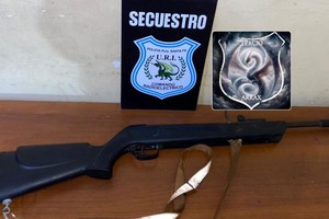 Parte del armamento que fue secuestrado por el personal policial.