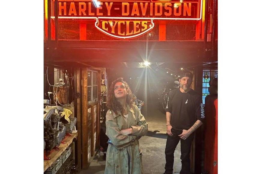 Adria Arjona, es hija del cantautor guatemalteco Ricardo Arjona