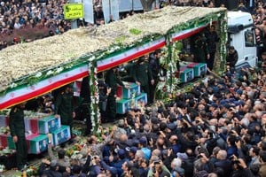 El cortejo fúnebre del presidente iraní Ebrahim Raisi y de sus siete colaboradores fallecidos en el accidente de helicóptero recorre Tabriz el 21 de mayo de 2024. Ata Dadashi / Agencia Moj