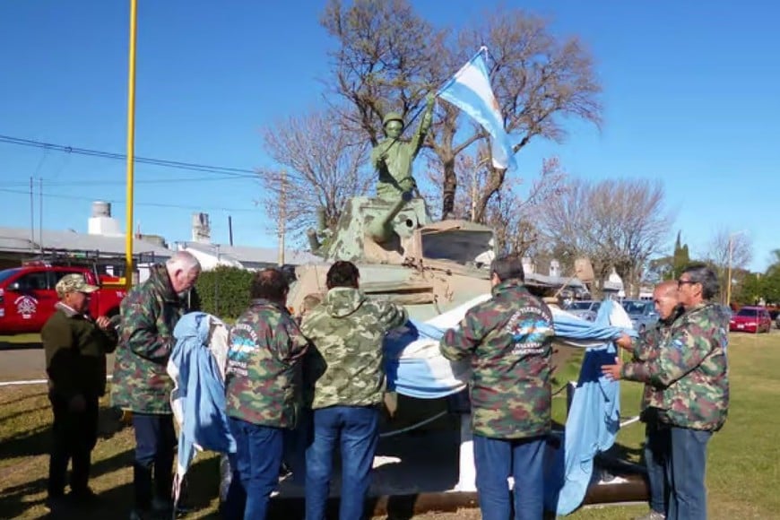El presidente comunal, David Segura, junto ex combatientes de Malvinas.