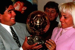 Diego Maradona y Claudia Villafañe, durante la entrega del Balón de Oro en una imagen de archivo de Reuters.