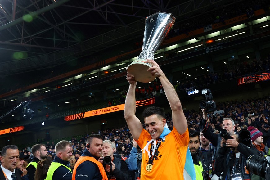 Soccer Football - Europa League - Final - Atalanta v Bayer Leverkusen - Aviva Stadium, Dublin, Ireland - May 22, 2024
Atalanta's Juan Musso celebrates with the trophy after winning the Europa League REUTERS/Hannah Mckay