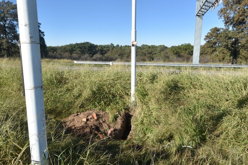 Cavan pozos en el cantero central de la autovía para sustraer el cableado. Foto: Mauricio Garín
