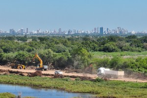 Extracción. La tierra utilizada era retirada de la isla, en Colastiné Sur, pero con la crecida del río se cubrió de agua y ahora buscan una alternativa.

Fernando Nicola.
