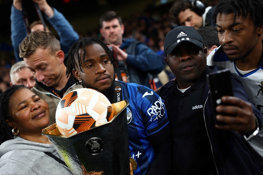 Soccer Football - Europa League - Final - Atalanta v Bayer Leverkusen - Aviva Stadium, Dublin, Ireland - May 22, 2024
Atalanta's Ademola Lookman celebrates with family, trophy and the match ball after winning the Europa League REUTERS/Hannah Mckay