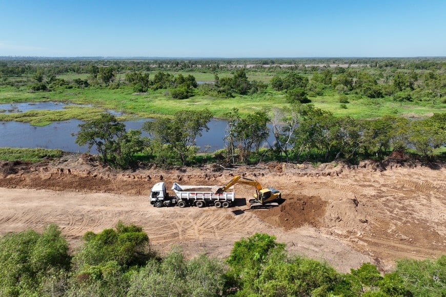 Extracción. La tierra utilizada era retirada de la isla, en Colastiné Sur, pero con la crecida del río se cubrió de agua y ahora buscan una alternativa.

Fernando Nicola.