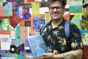 Como hijo de su tiempo, Aicardi leyó y adoró los cuentos de terror de Elsa Bornemann, y su clásico libro Socorro tiene su propio homenaje en un fragmento: “Se trata del primer libro que elegí yo de chico, en la tienda La Favorita, y me atrapó la imagen del Frankenstein en la tapa. Eso me ocurrió y lo plasmé en el libro”.