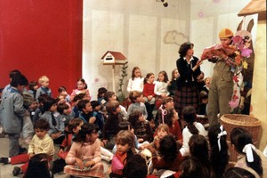 El registro gráfico es un hallazgo a color de los archivos de El Litoral. Muestra una secuencia de “El Mundo de María Azucena”, con los niños de un jardín de infantes que habían sido invitados. Crédito: Archivo El Litoral